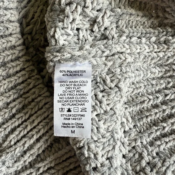 Altar’d State Women’s Gray Chunky Cable Knit Long Sleeve Sweater Size Medium - Picture 9 of 9